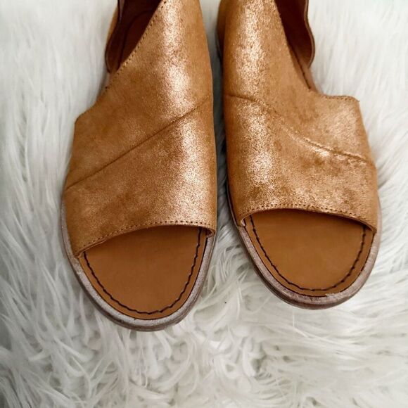 FREE PEOPLE | 'Mont Blanc' Rose Gold Metallic Asymmetrical Sandal | Size 38, 7.5 - Picture 3 of 9